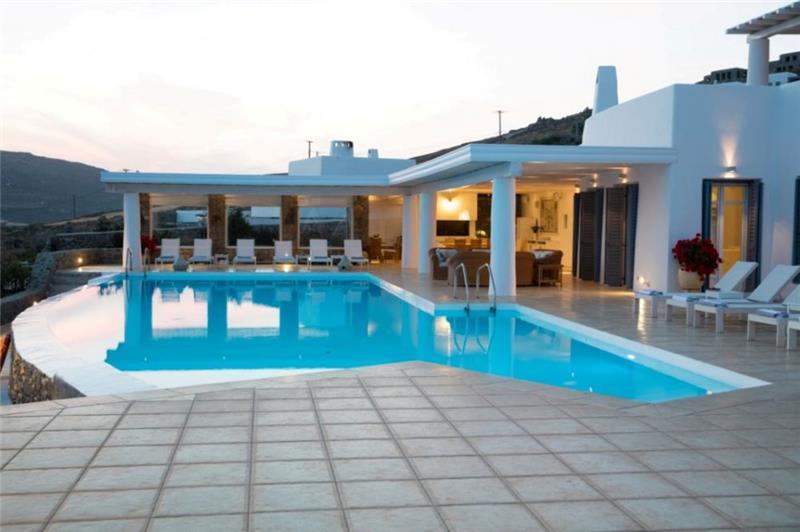 Sea-view villa in Lia, photograph 3