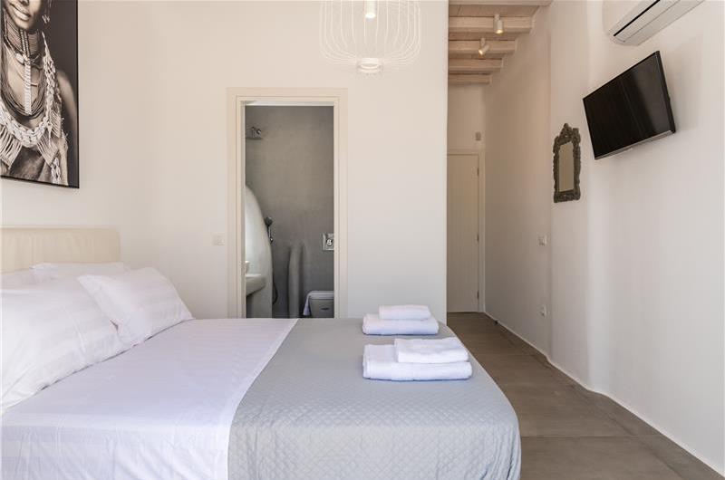 6 Bedroom Villa with Pool in Tourlos on Mykonos, Sleeps 12-15