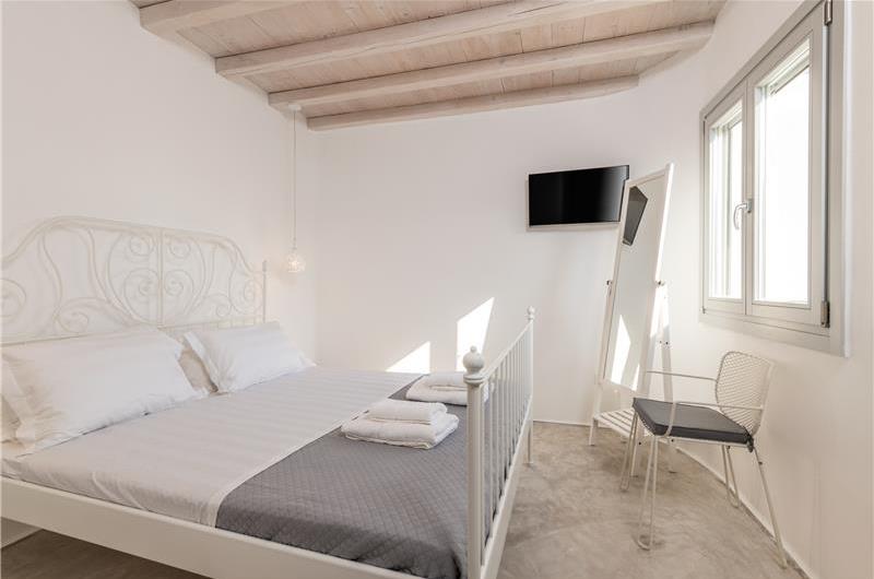 6 Bedroom Villa with Pool in Tourlos on Mykonos, Sleeps 12-15