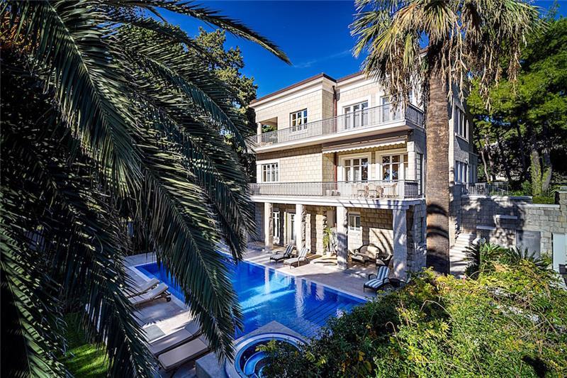 Beachfront villa in Split, photograph 3