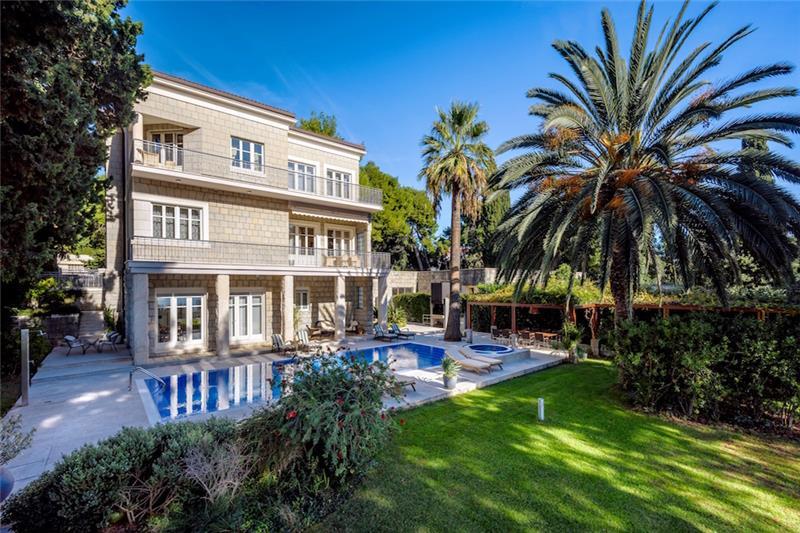 Beachfront villa in Split, photograph 7