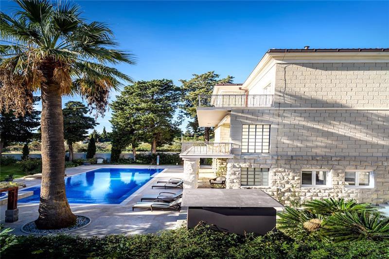 Beachfront villa in Split, photograph 11