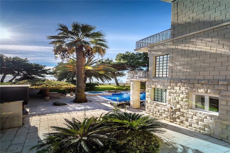 Beachfront villa in Split, photograph 9