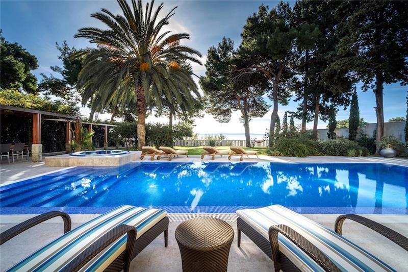 Beachfront villa in Split, photograph 1