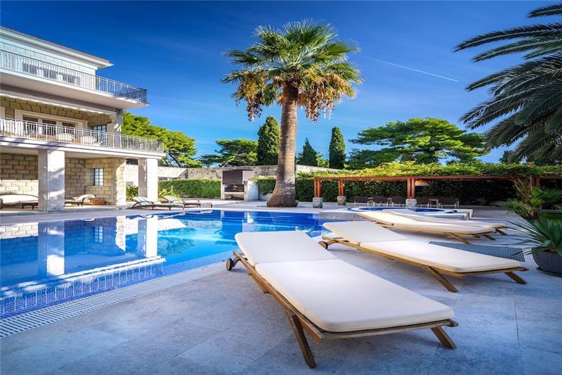Beachfront villa in Split, photograph 8