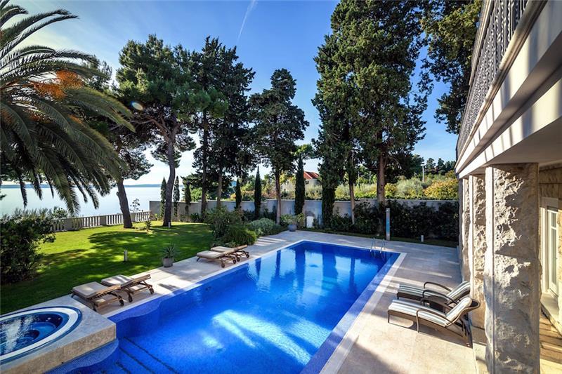 Beachfront villa in Split, photograph 2