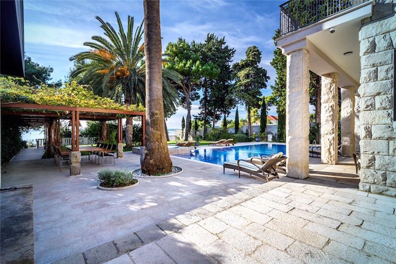Beachfront villa in Split, photograph 4