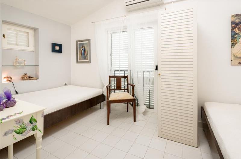 5 Bedroom Seaside Villa in Stanici near Omis, sleeps 10-12