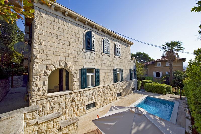 Sea-view villa in Split, photograph 1