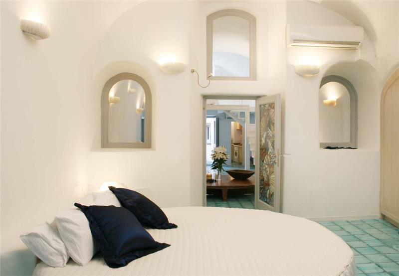 Sea-view villa in Fira, photograph 14
