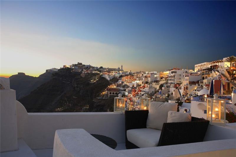 Sea-view villa in Fira, photograph 3