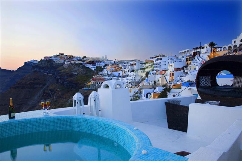 Sea-view villa in Fira, photograph 1