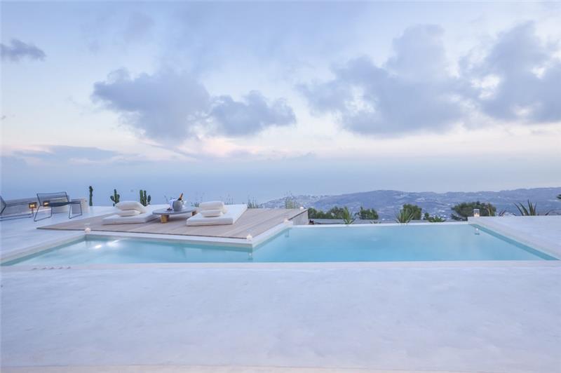 Sea-view villa in Pyrgos, photograph 3