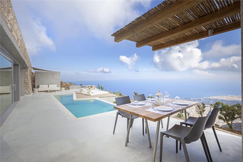Sea-view villa in Pyrgos, photograph 1