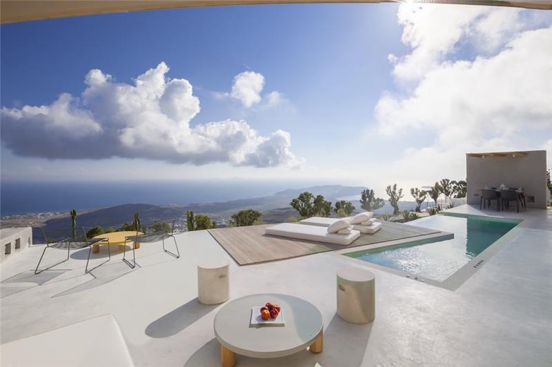 Sea-view villa in Pyrgos, photograph 2