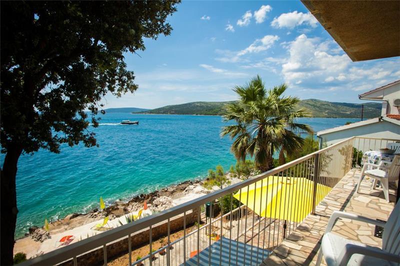 Beachfront villa in Seget Vranjica, photograph 1