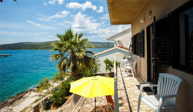 Beachfront villa in Seget Vranjica, photograph 2