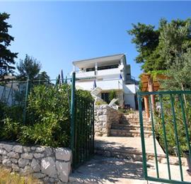 2 Bedroom Apartment with Shared Pool in Seget Vranjica near Trogir, sleeps 4
