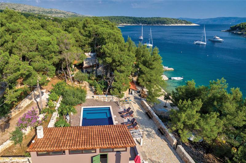 Beachfront villa in Milna, photograph 1