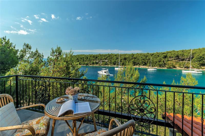 Beachfront villa in Milna, photograph 5