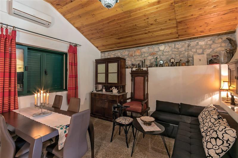 Beachfront villa in Milna, photograph 16