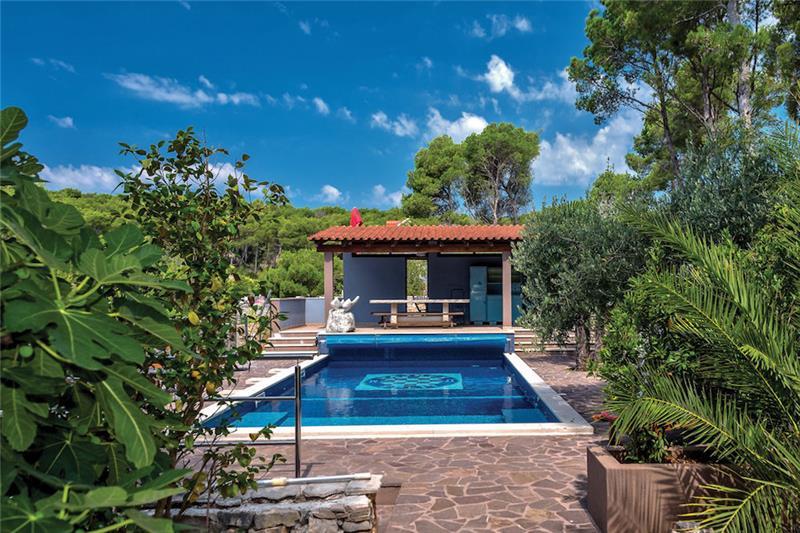 Beachfront villa in Milna, photograph 3