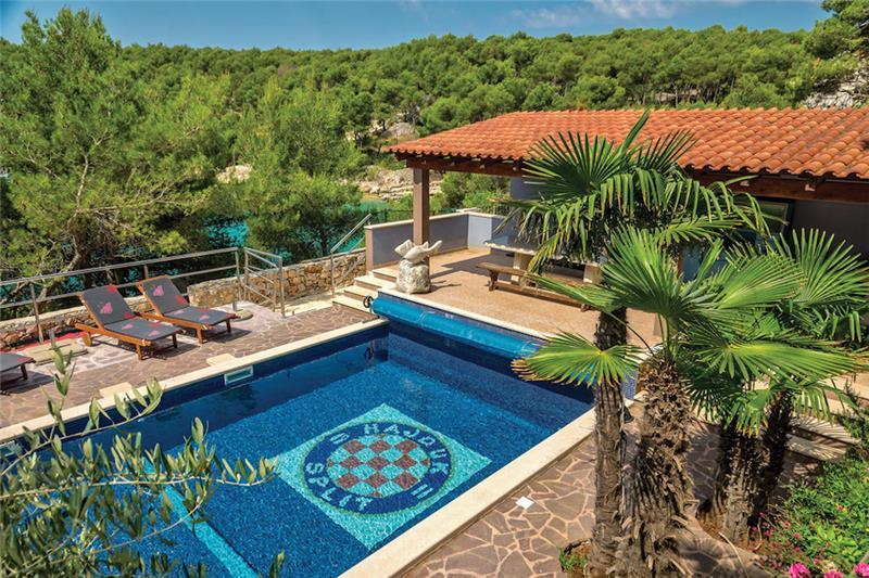 Beachfront villa in Milna, photograph 2
