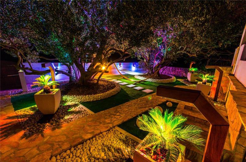 4 Bedroom Villa with Pool on Drvenik Mali, Sleeps 10-11