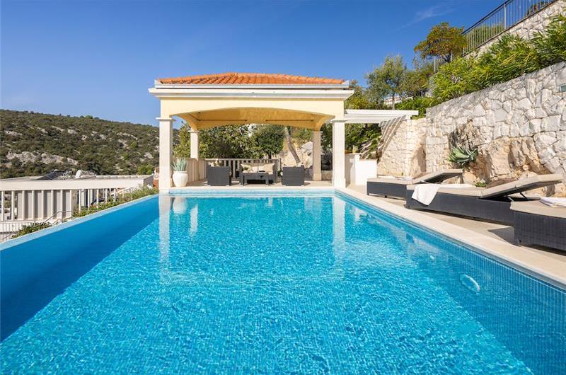 3 Bedroom Villa in Uvala Ljubljeva near Trogir, sleeps 6-7