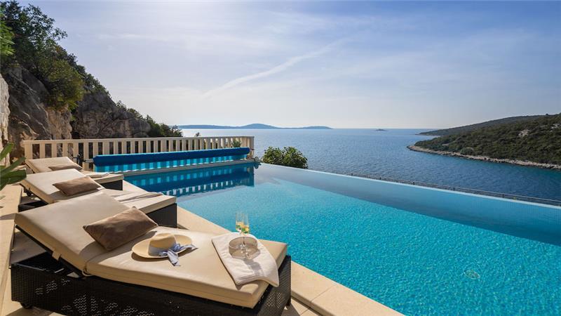 3 Bedroom Villa in Uvala Ljubljeva near Trogir, sleeps 6-7