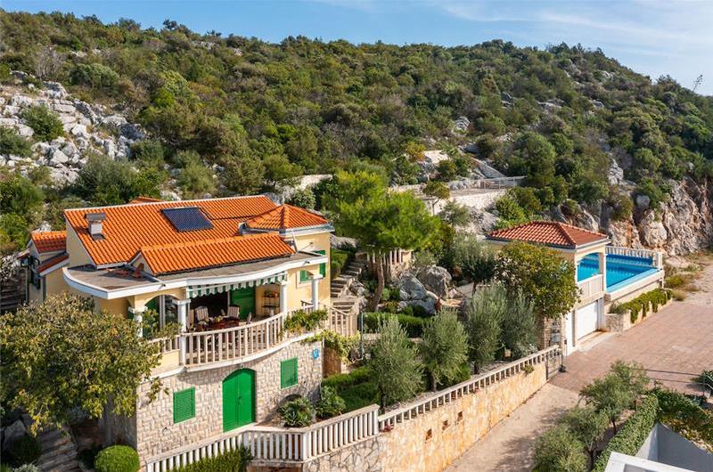 3 Bedroom Villa in Uvala Ljubljeva near Trogir, sleeps 6-7