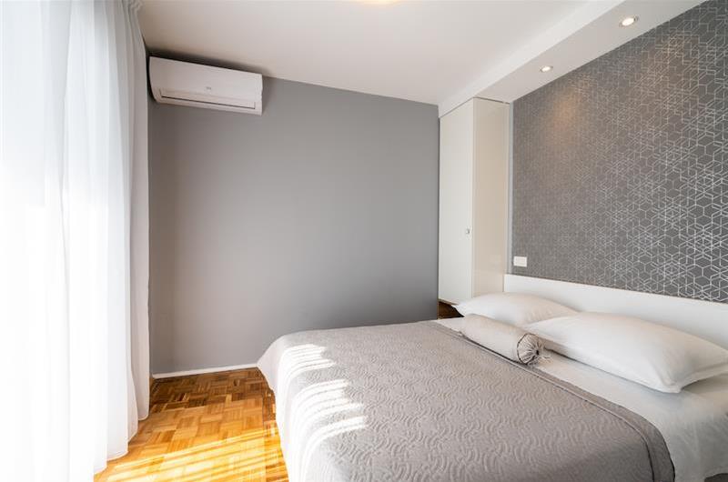 2 Bedroom Apartment with Shared Pool in Uvala Ljubljeva nr Trogir, Sleeps 4-5