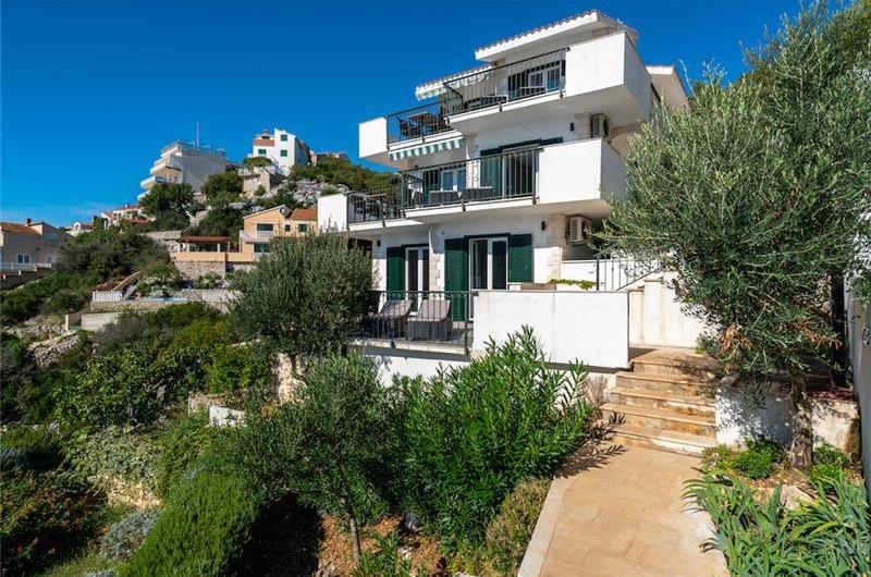 2 Bedroom Apartment with Shared Pool in Uvala Ljubljeva nr Trogir, Sleeps 4-5