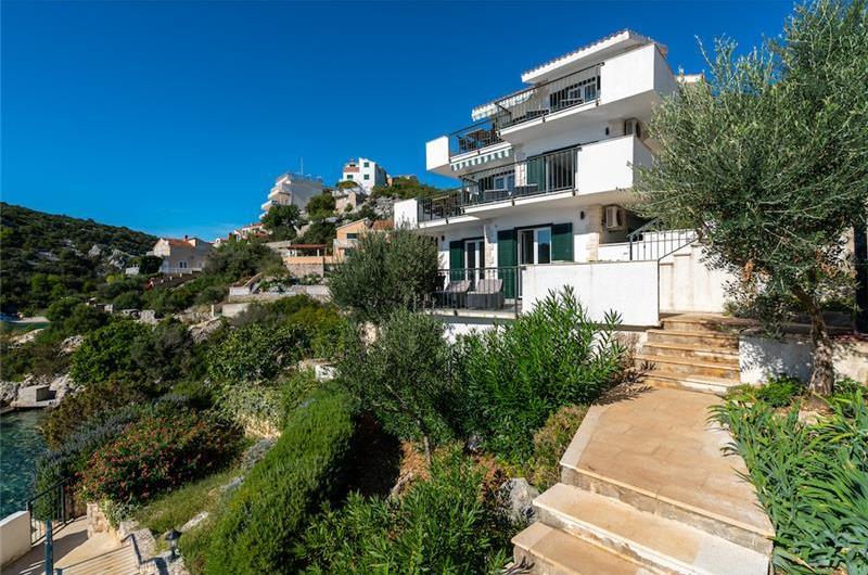 2 Bedroom Apartment with Shared Pool in Uvala Ljubljeva nr Trogir, Sleeps 4-5