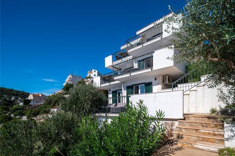 2 Bedroom Apartment with Shared Pool in Uvala Ljubljeva nr Trogir, Sleeps 4-5