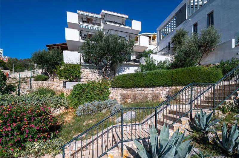 2 Bedroom Apartment with Shared Pool in Uvala Ljubljeva nr Trogir, Sleeps 4-5
