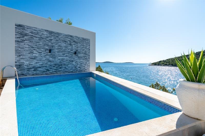 2 Bedroom Apartment with Shared Pool in Uvala Ljubljeva nr Trogir, Sleeps 4-5