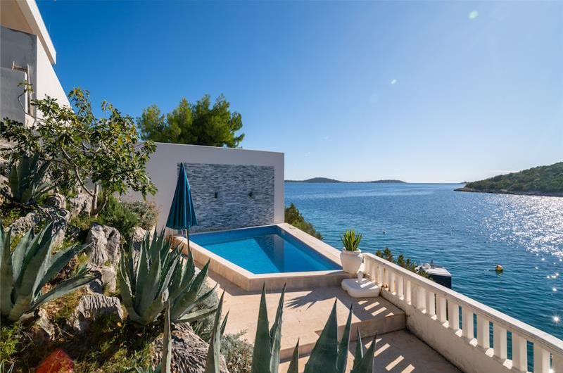 2 Bedroom Apartment with Shared Pool in Uvala Ljubljeva nr Trogir, Sleeps 4-5
