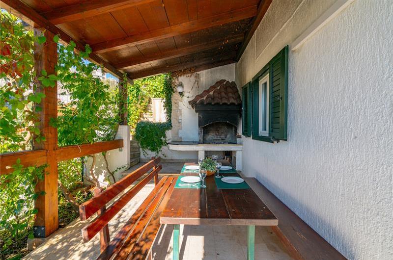 2 Bedroom Apartment with Shared Pool in Uvala Ljubljeva nr Trogir, Sleeps 4-5