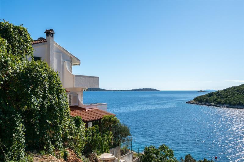 2 Bedroom Apartment with Shared Pool in Uvala Ljubljeva nr Trogir, Sleeps 4-5