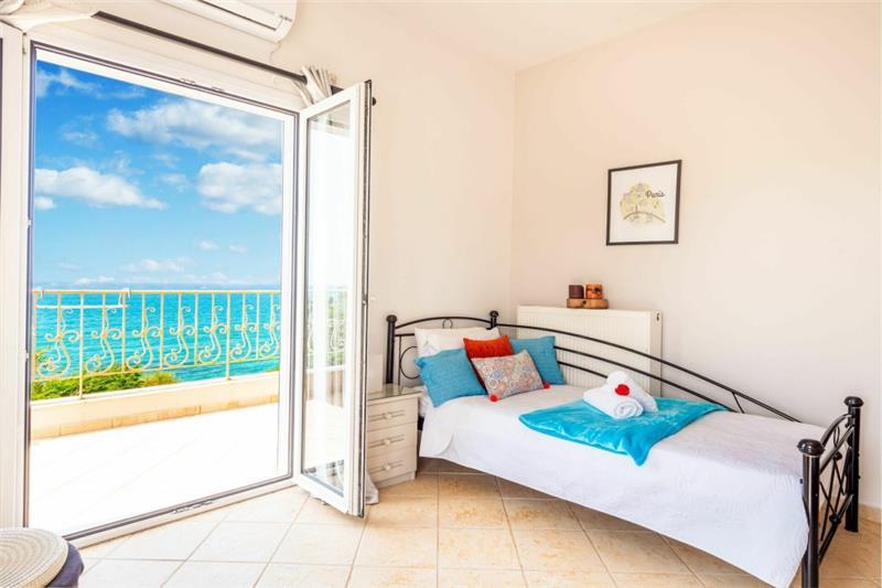Sea-view villa in Karniaris, photograph 23