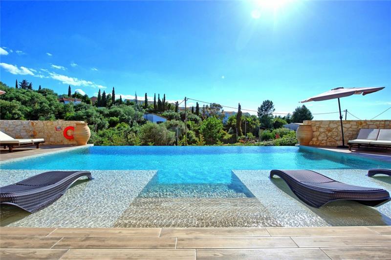 Sea-view villa in Karniaris, photograph 1