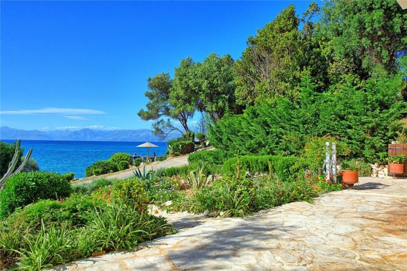 Sea-view villa in Karniaris, photograph 7