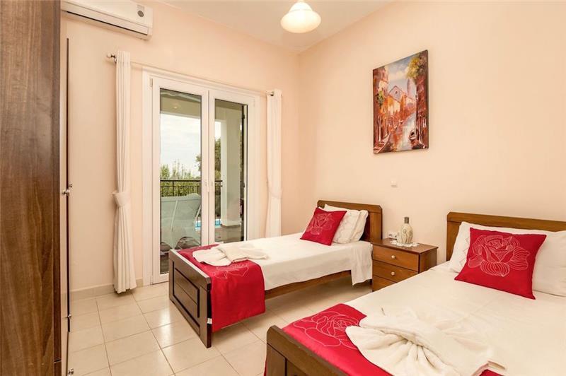 Sea-view villa in Perithia, photograph 15