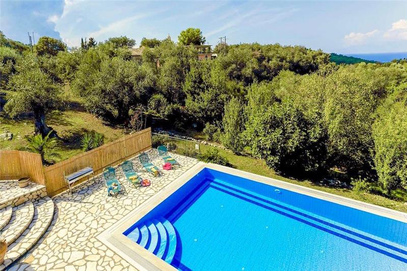 Sea-view villa in Perithia, photograph 2