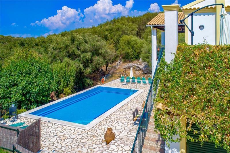 Sea-view villa in Perithia, photograph 3