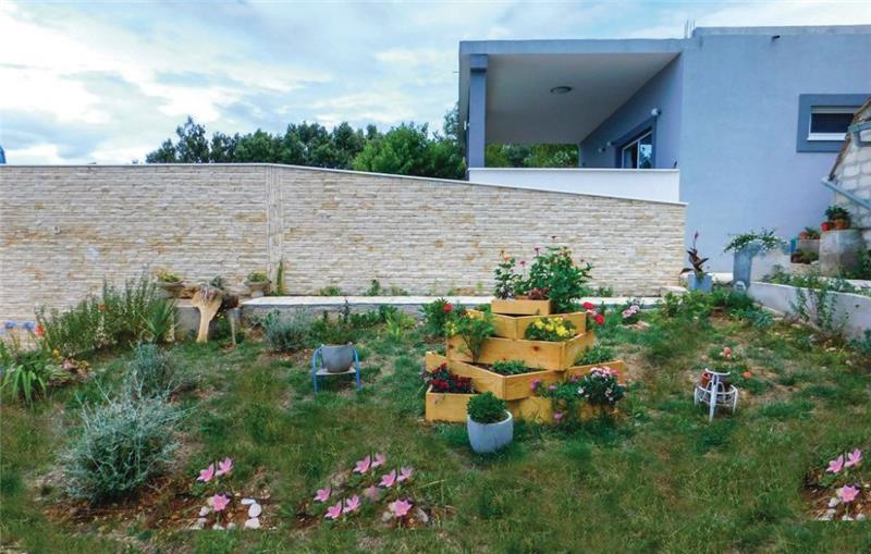 Sea-view villa in Jelsa, photograph 10