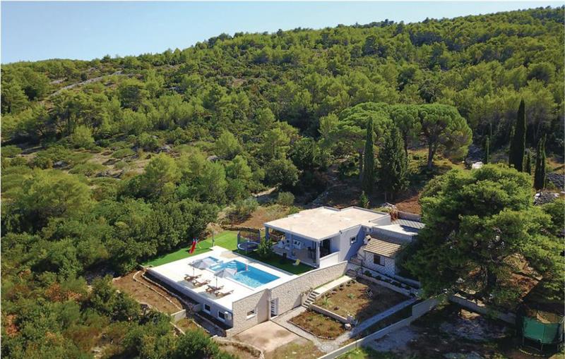Sea-view villa in Jelsa, photograph 12