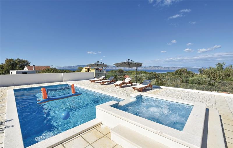 Sea-view villa in Jelsa, photograph 2