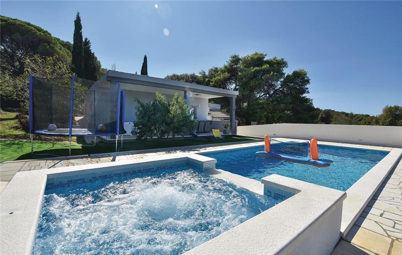 Sea-view villa in Jelsa, photograph 1